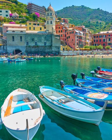 boats-harbour-waterfront-with-buildings-by-sea-vernazza-town-sunny-summer-day-cinque-terre-italy